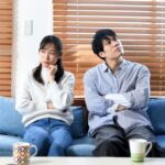 遺品整理を誰がやるべきか悩む夫婦のイメージ